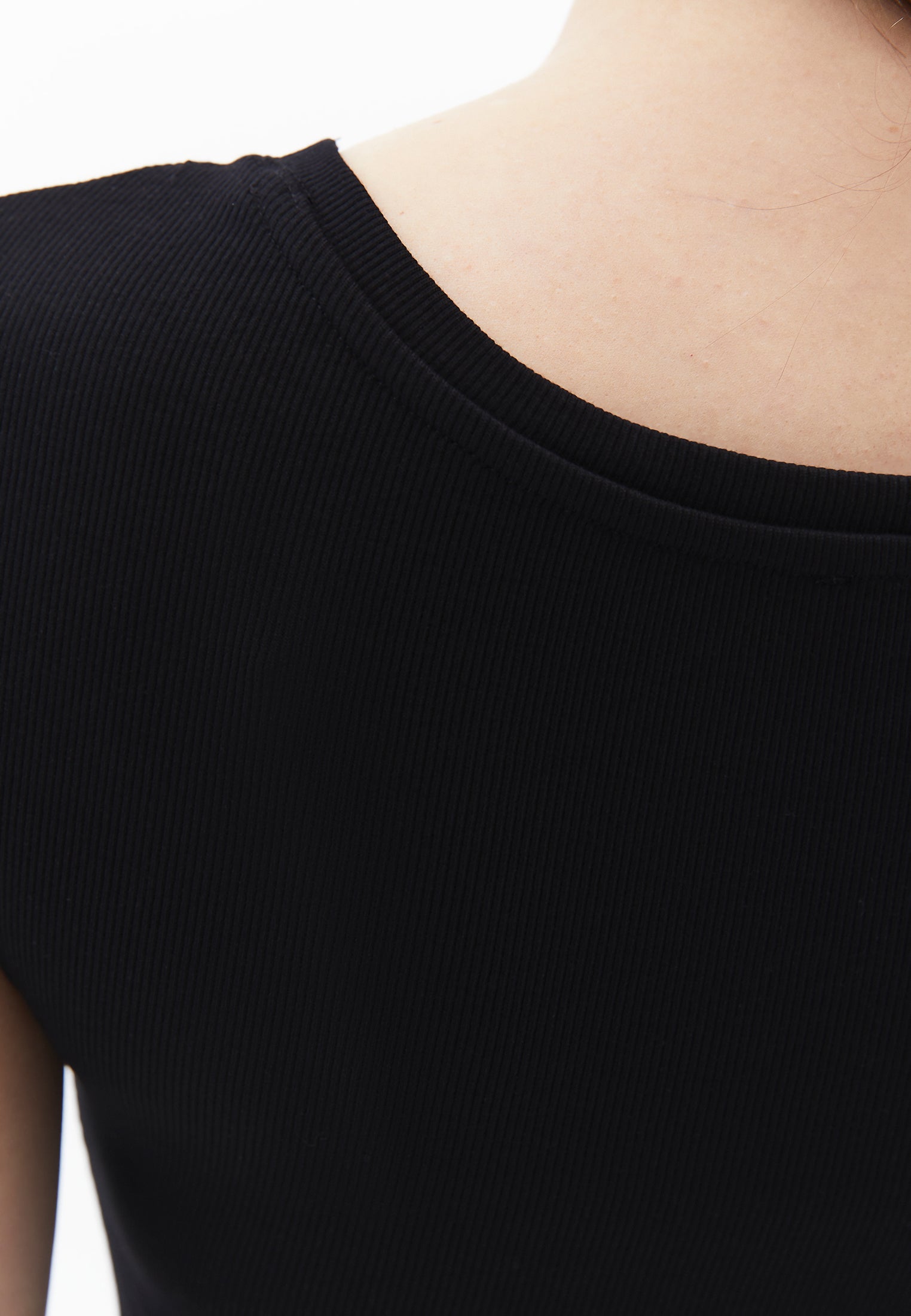 تي شيرت برقبة قارب - أسود