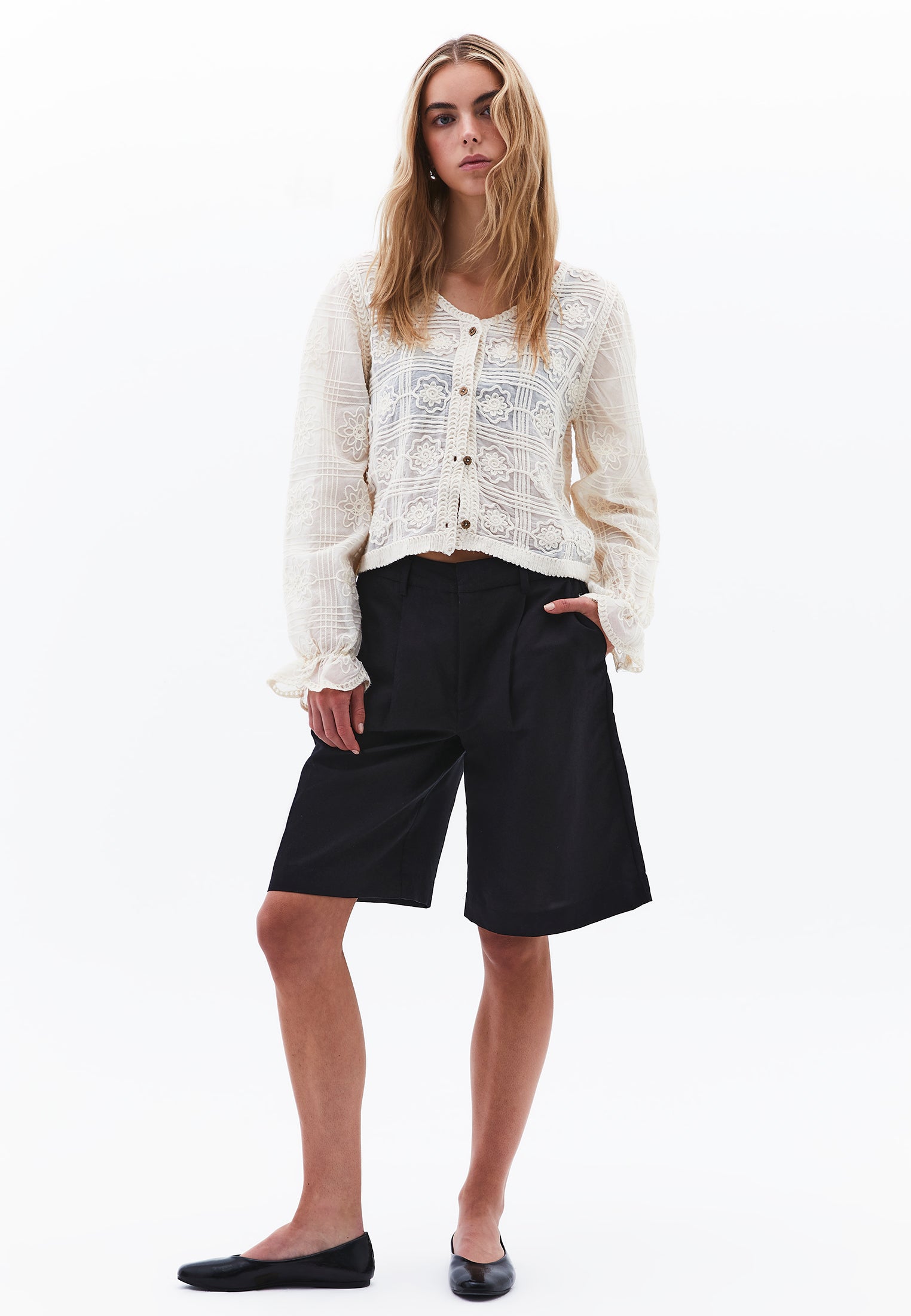 بلوزة مطرزة بياقة على شكل حرف V - حليب اللوز