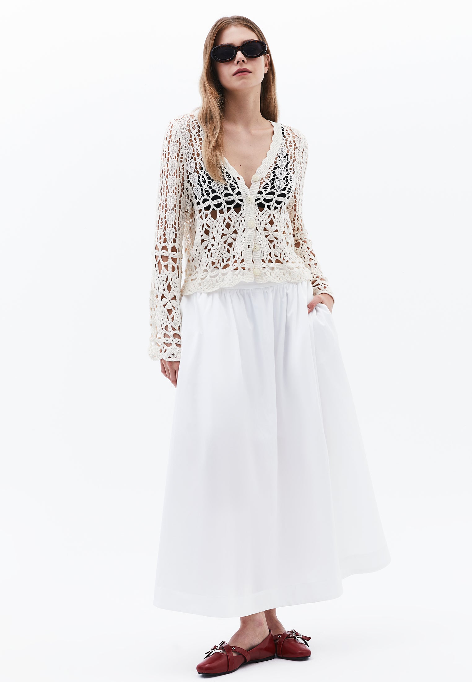 كارديجان برقبة على شكل حرف V - حليب اللوز