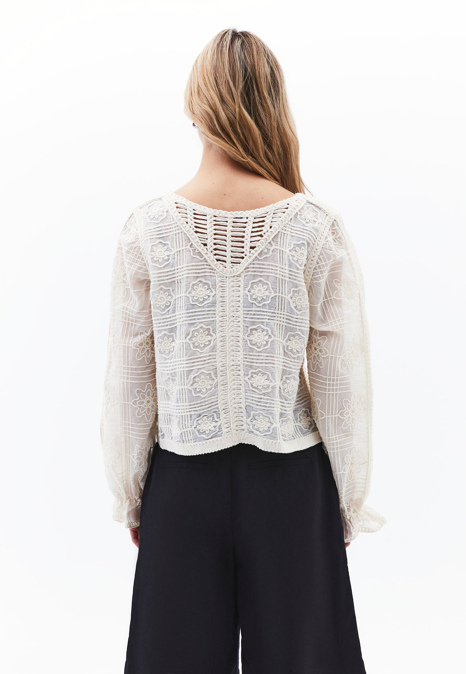 بلوزة مطرزة بياقة على شكل حرف V - حليب اللوز