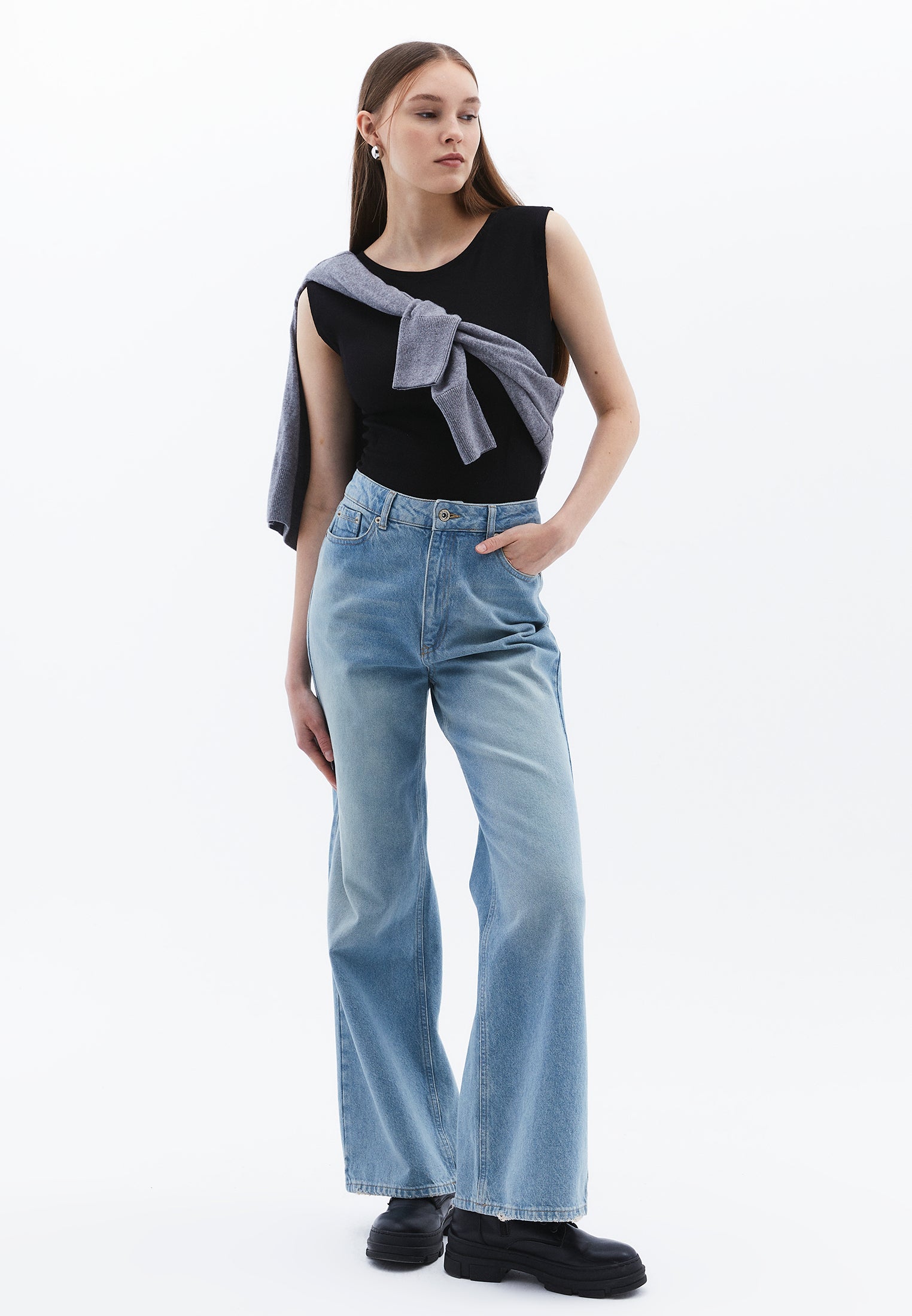 تي شيرت برقبة قارب - أسود