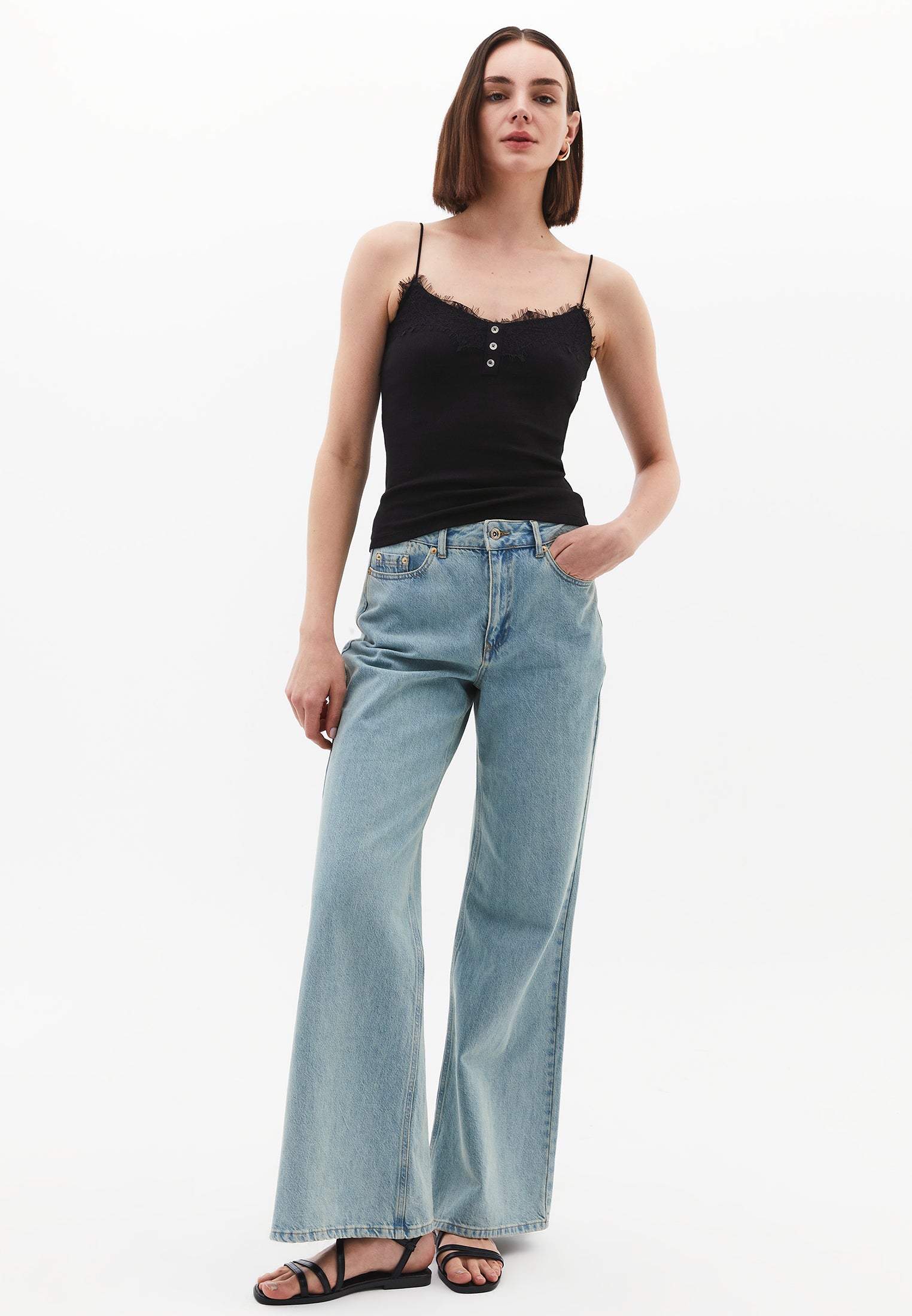 توب بدون حمالات برقبة على شكل حرف V - أسود