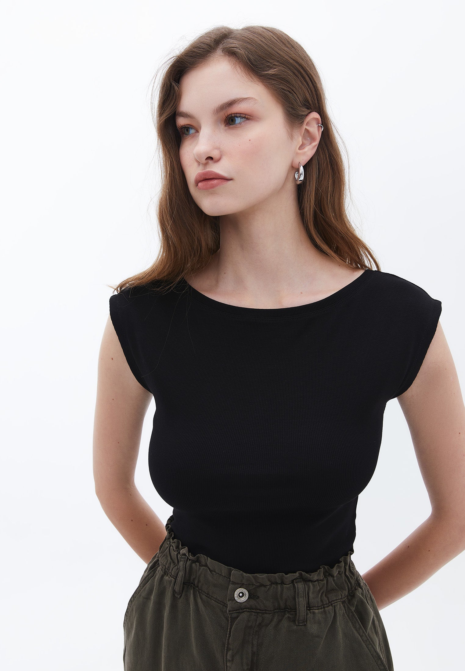 تي شيرت برقبة قارب - أسود