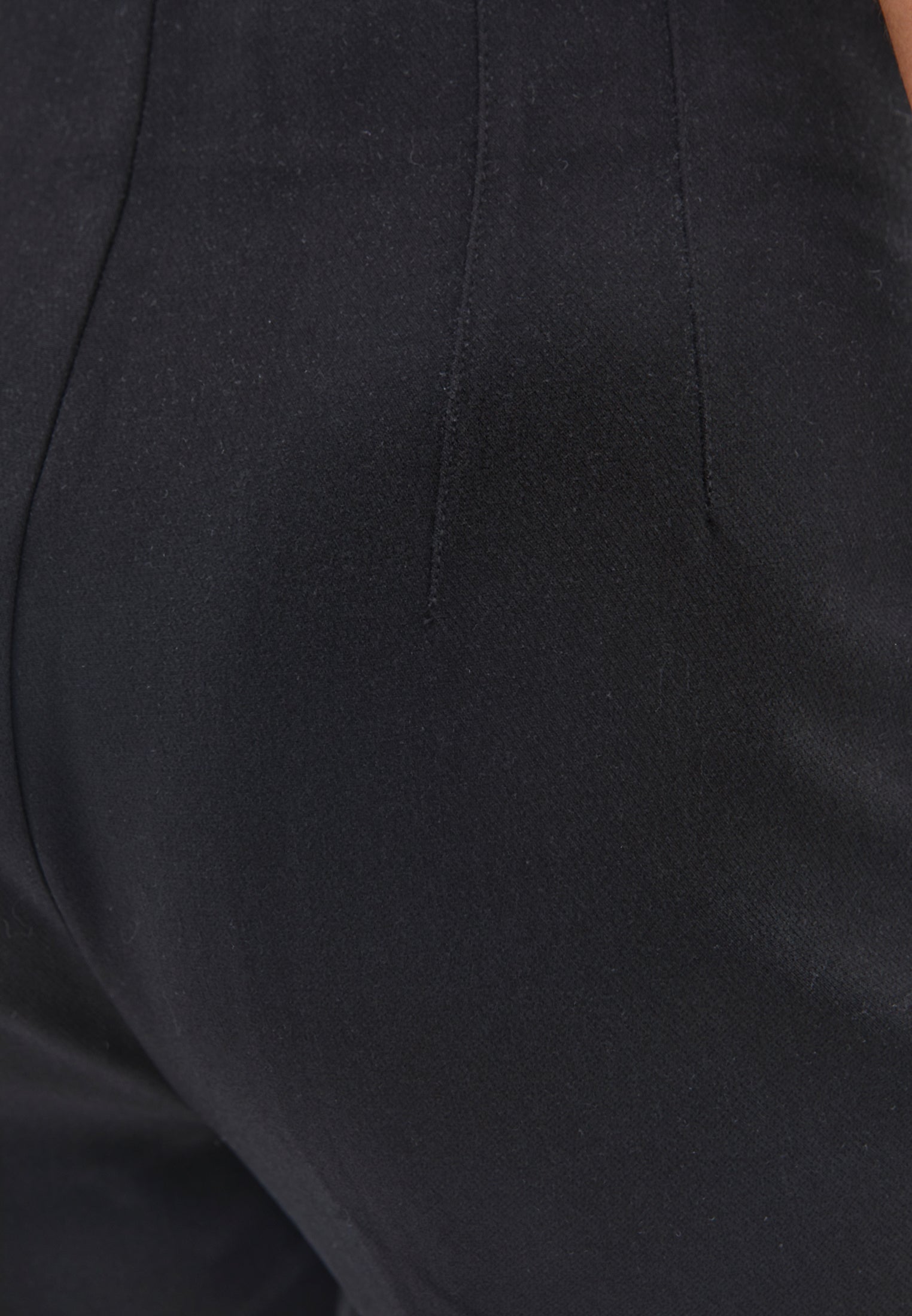 بنطلون بقصّة الجزرة عالية الخصر - أسود