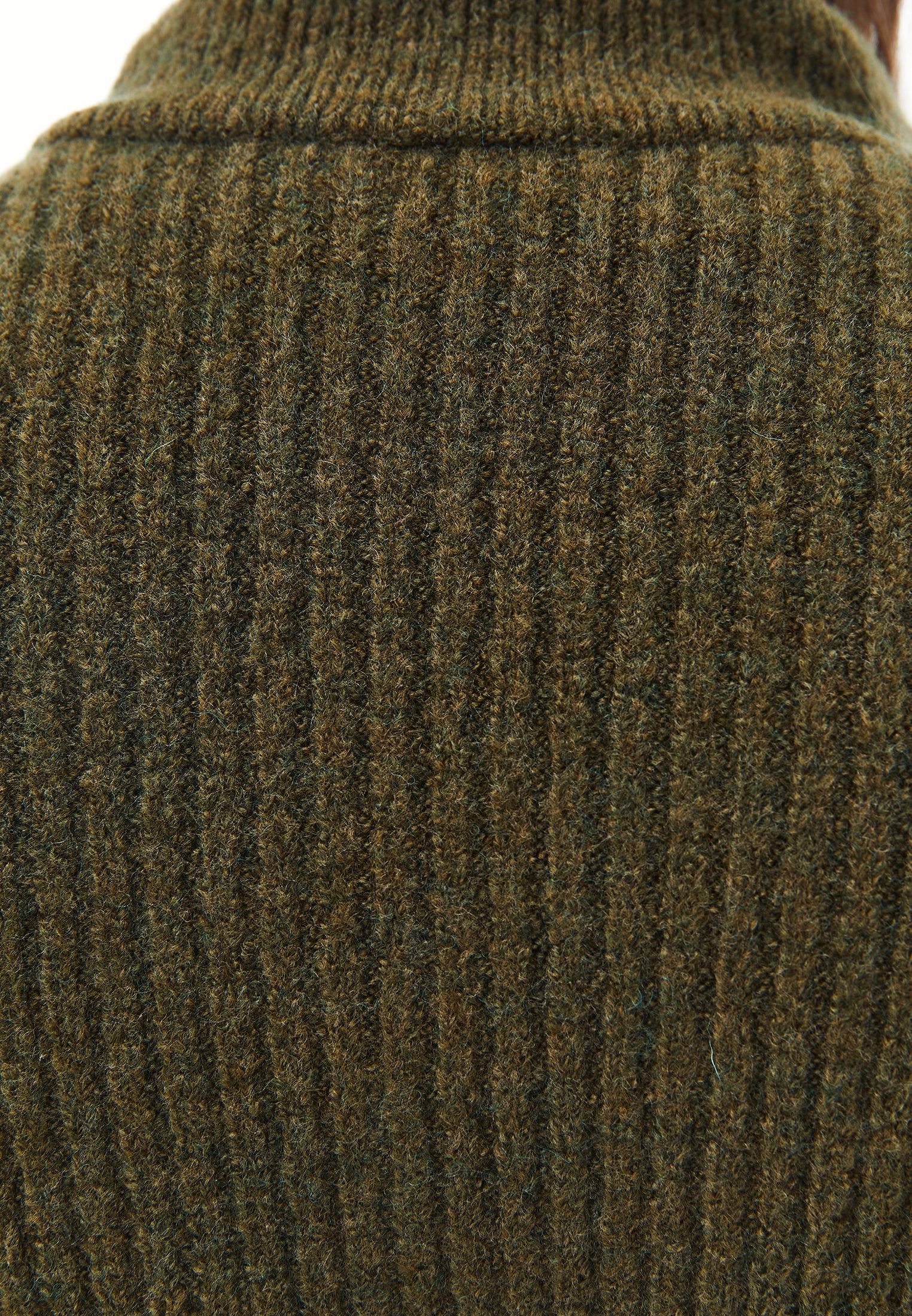 كنزة محبوكة برقبة على شكل حرف V - زيتوني غامق