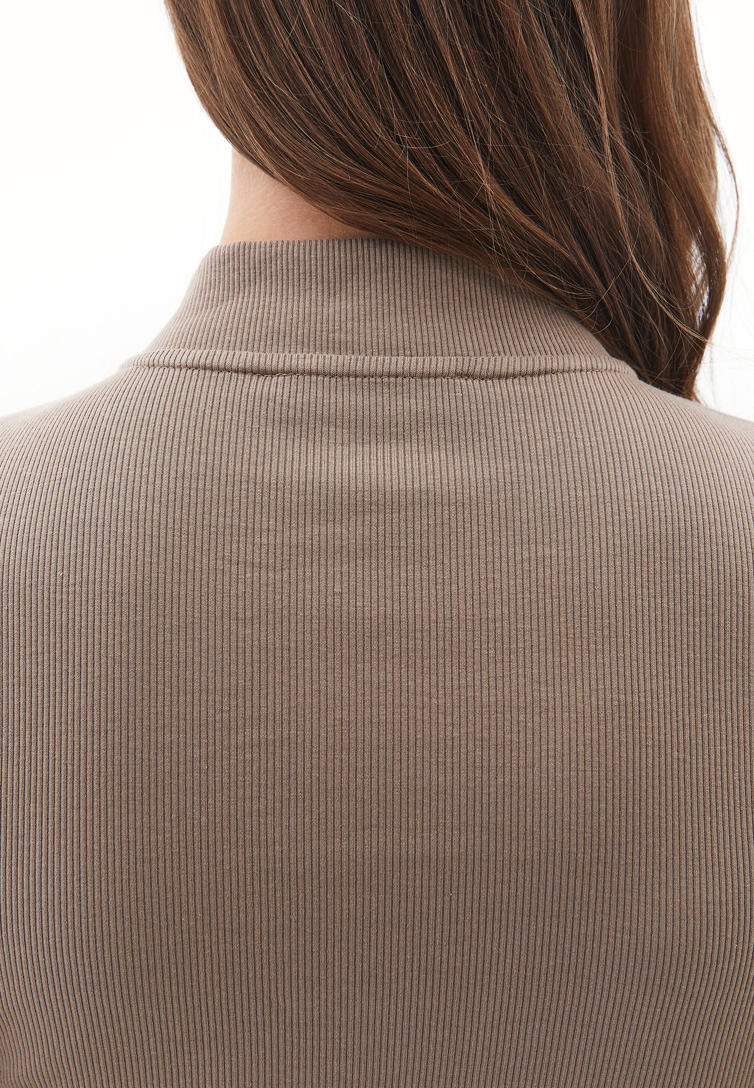 تي شيرت بياقة عالية بياقة عالية مفصلة بسحاب - DESERT TAUPE