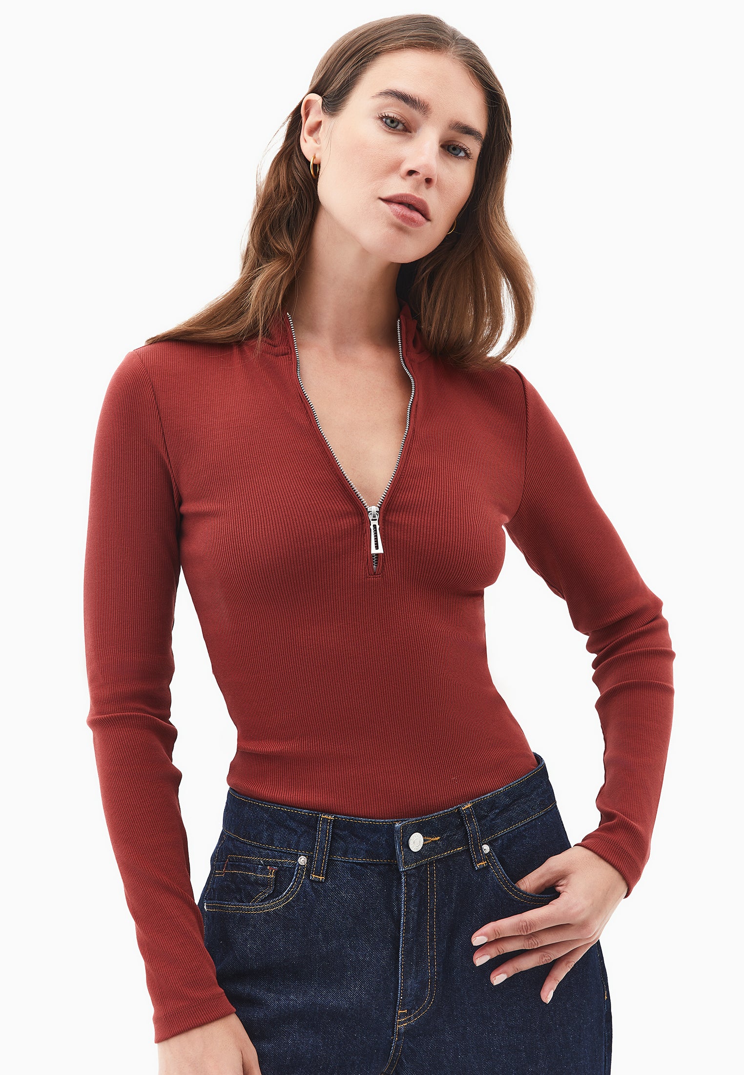 تي شيرت بياقة عالية بياقة عالية مفصلة بسحاب - FIRED BRICK