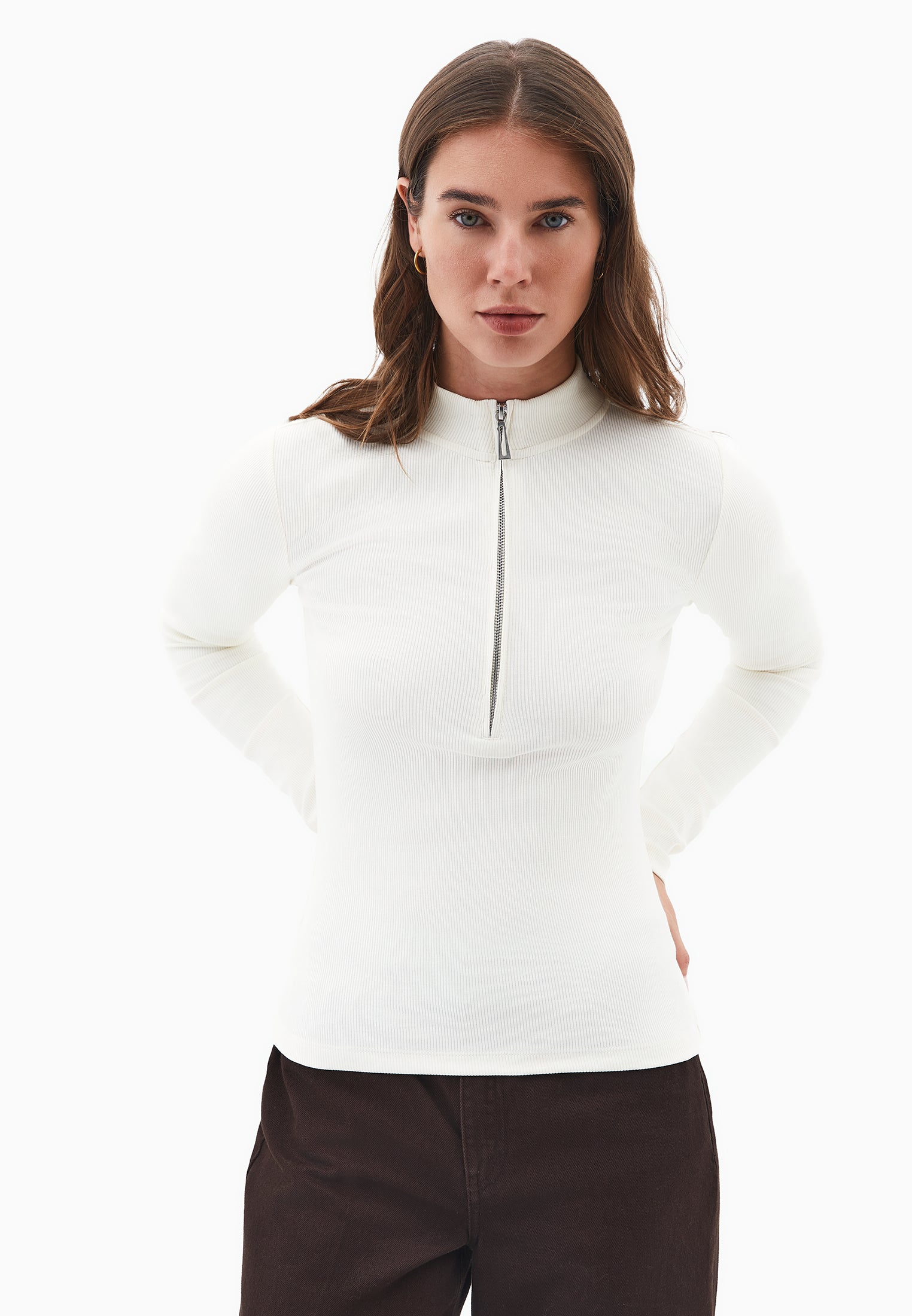 تي شيرت بياقة عالية بياقة عالية مفصل بسحاب - ICE MILK