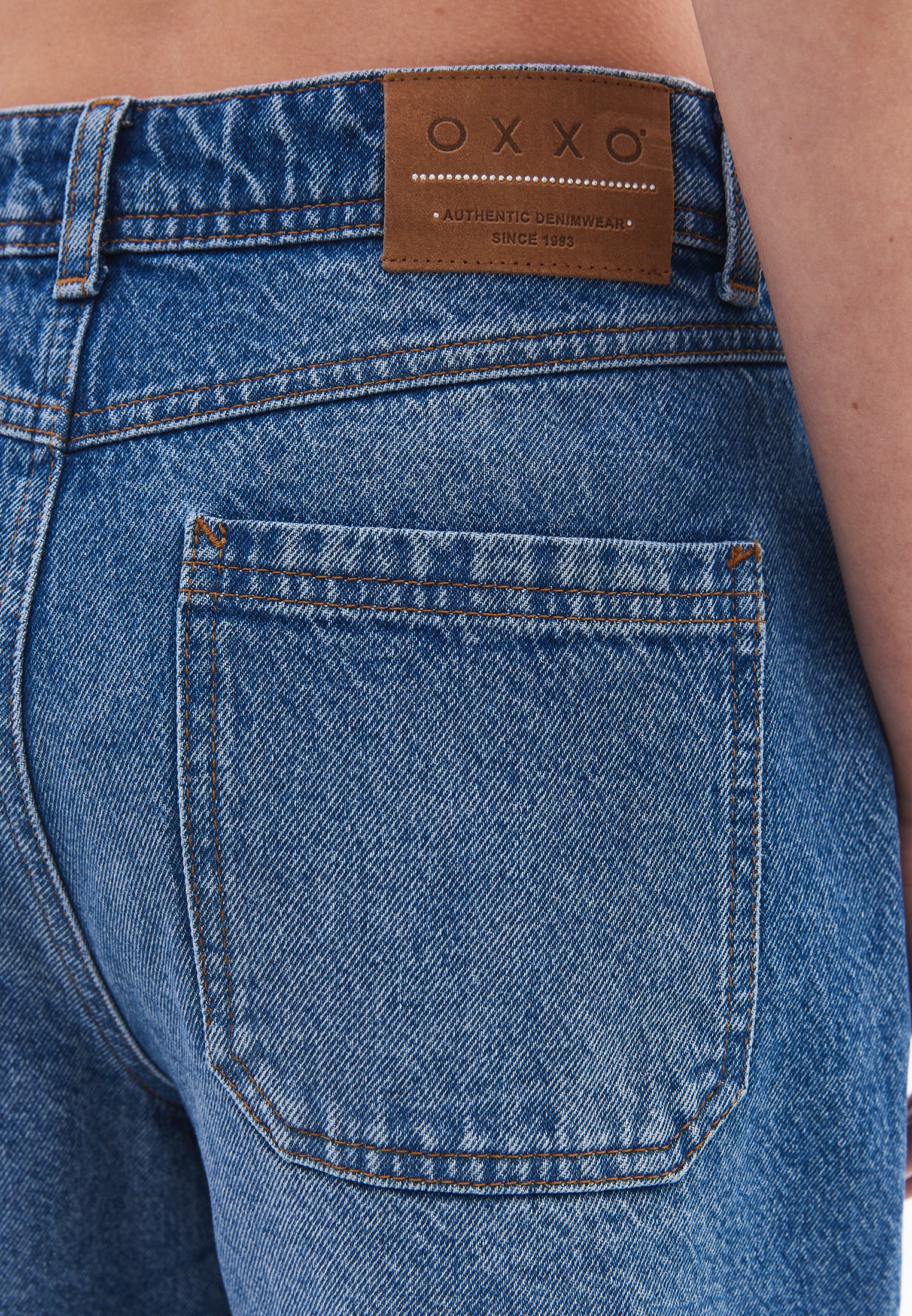 شورت صيفي من الدنيم - دنيم أزرق متوسط الطول