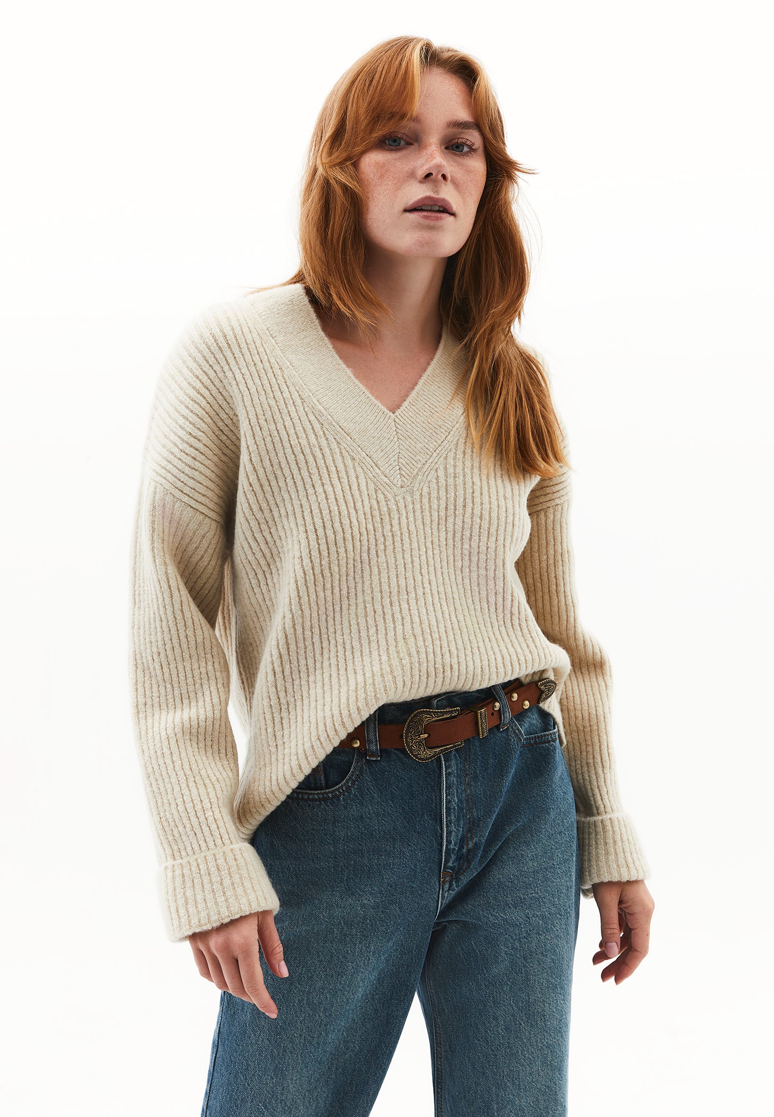 كنزة محبوكة برقبة على شكل حرف V - بتولا فضي