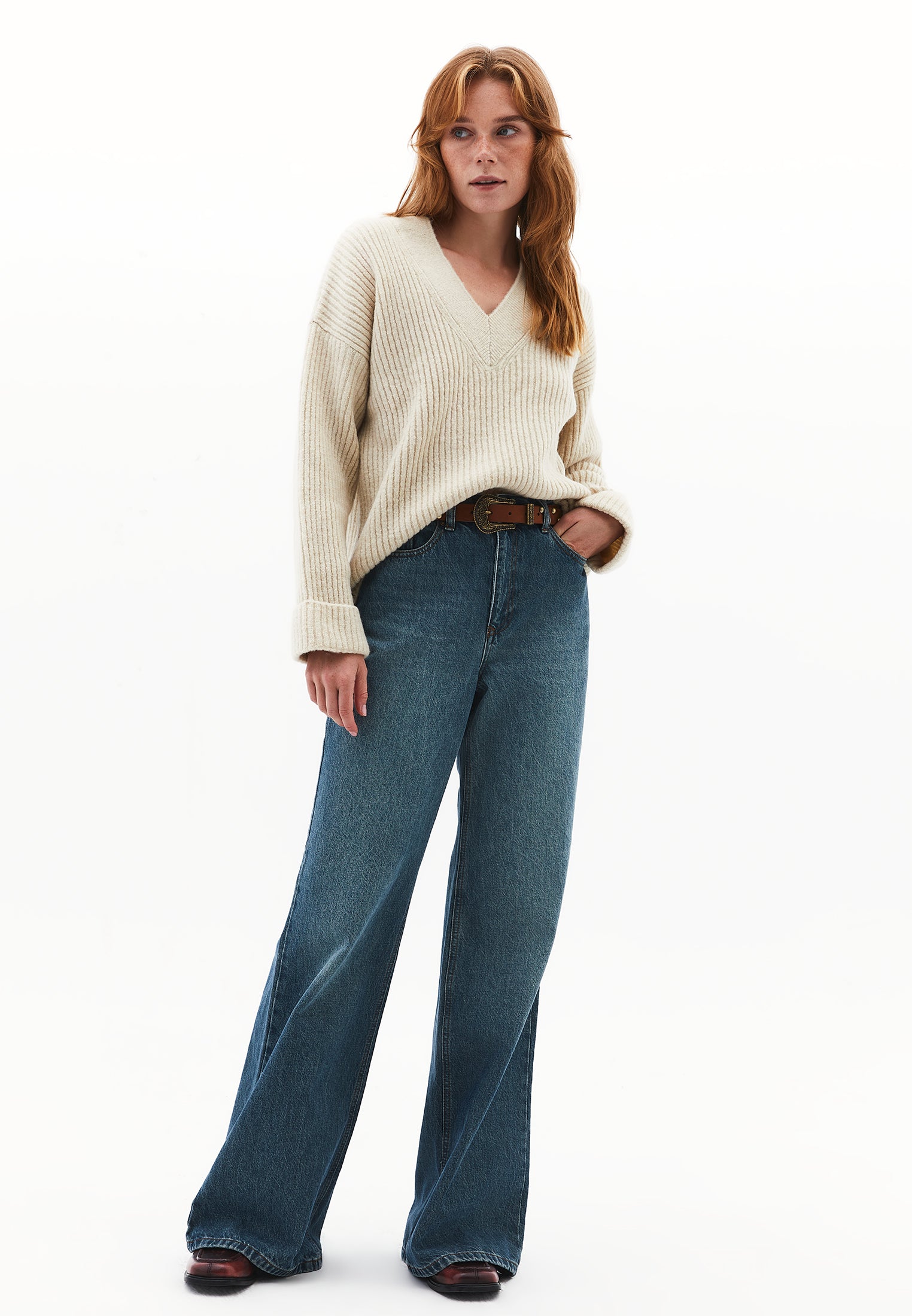 كنزة محبوكة برقبة على شكل حرف V - بتولا فضي