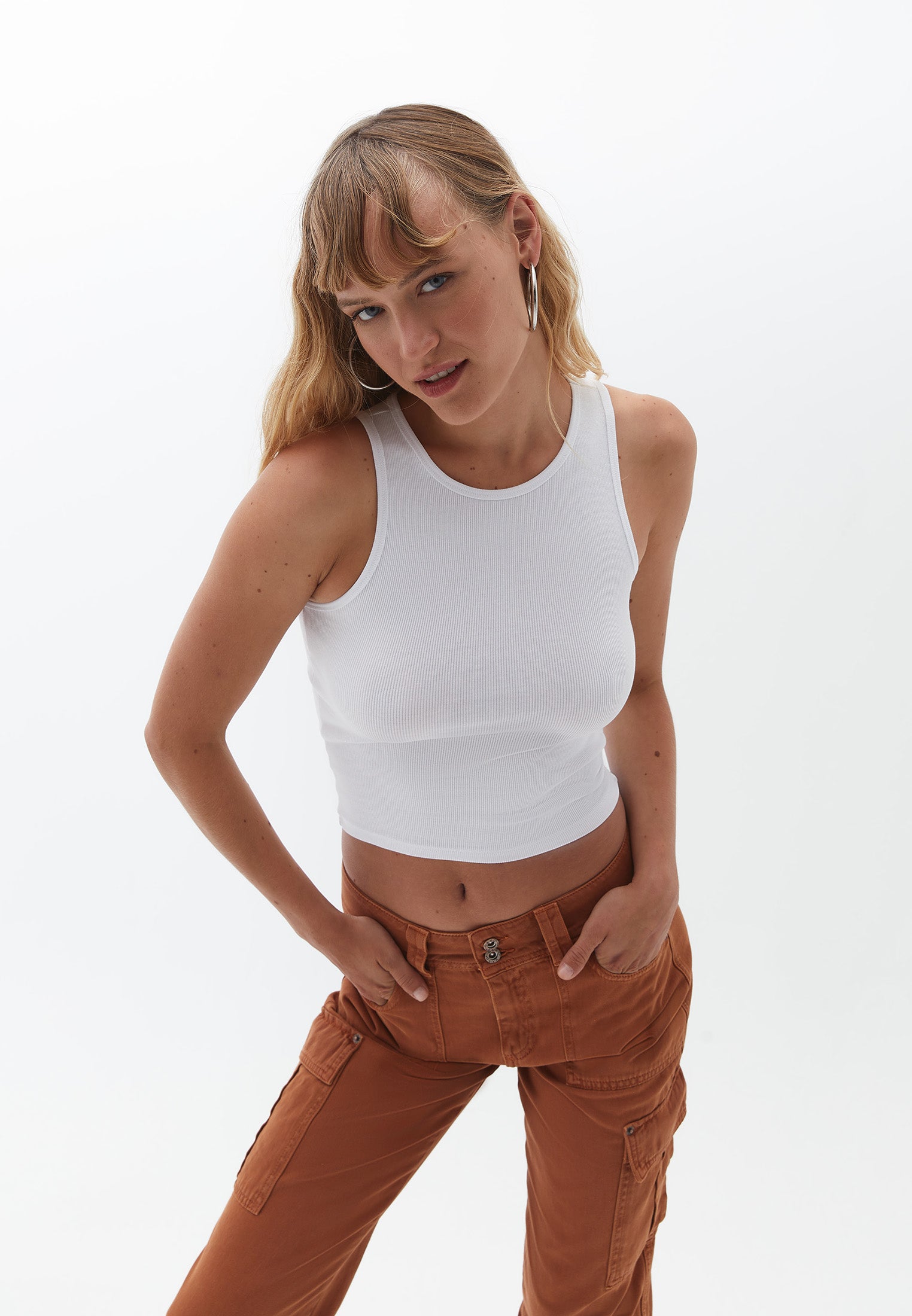 بلوزة قصيرة بفتحة رقبة على شكل هالتر - أبيض