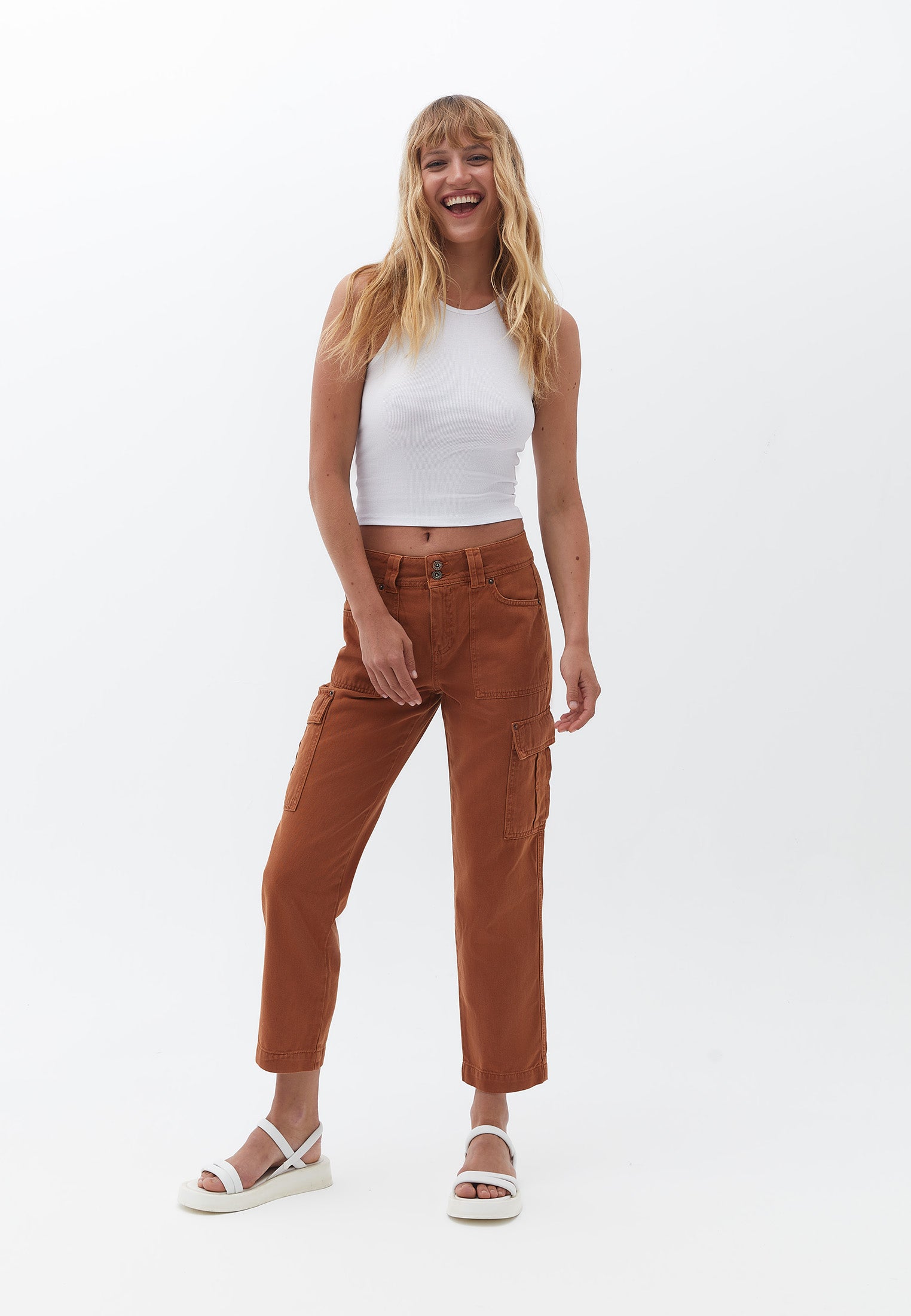 بلوزة قصيرة بفتحة رقبة على شكل هالتر - أبيض